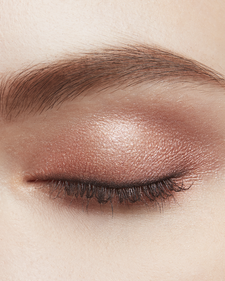 Photo of a light skin tone model wearing EYE COLOR QUAD in 4-Ocean Sunriset on the eyes.