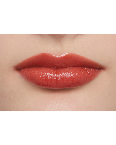 Photo of  a light skin tone model  wearing  LIPSTICK SHINE 218 in Transcendent on the lips.