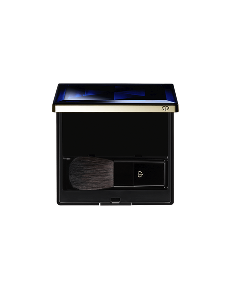 Photo of an exclusive case for the "POWDER BLUSH DUO" with the lid open. The interior includes a space for storing the refill and a brush featuring the brand logo.