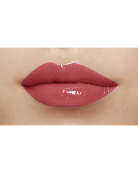 Photo of a medium skin tone model  wearing "CREAM ROUGE SHINE" in shade 203 on the lips.