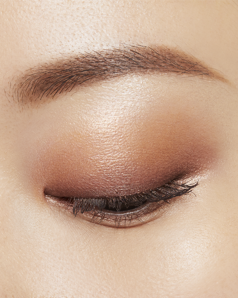 Photo of a medium skin tone model wearing EYE COLOR QUAD in 7-Starlight Splendort on the eyes.