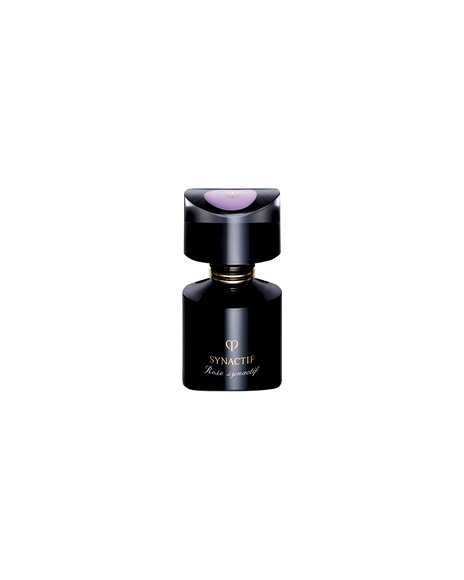 Photo of the Cl&eacute; de Peau Beaut&eacute; SYNACTIF EAU DE PARFUM, ROSE SYNACTIF. The fragrance is housed in a lustrous, jet-black bottle featuring the 'SYNACTIF' logo. The top of the cap is adorned with the brand logo, revealing a lavender color. SIZE : 75g