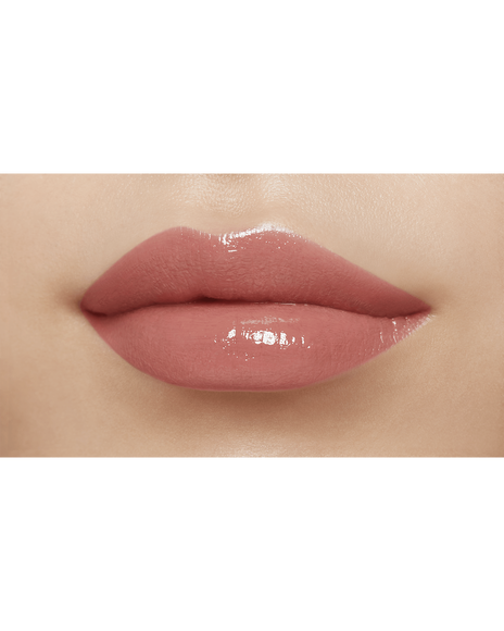 Photo of a medium skin tone model wearing CREAM ROUGE SHINE in shade 201 on the lips.