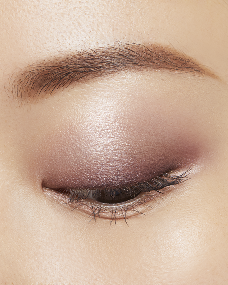 Photo of a medium skin tone model wearing EYE COLOR QUAD in 3-Sundried Driftwood on the eyes.