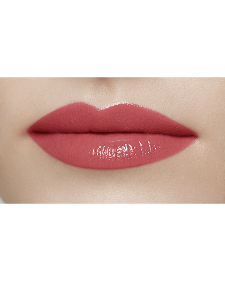 Photo of a light skin tone model wearing CREAM ROUGE SHINE in shade 203 on the lips.