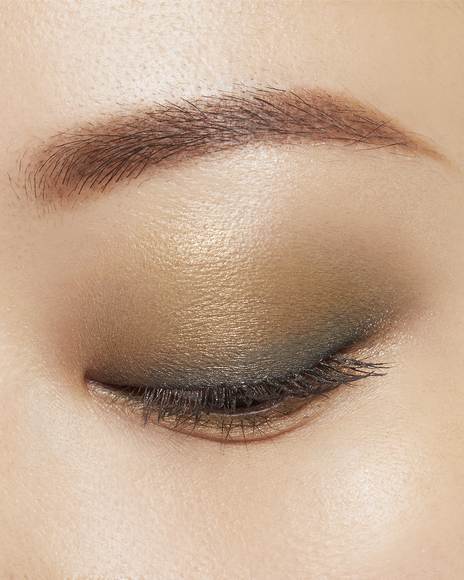 Photo of a medium skin tone model wearing EYE COLOR QUAD in 10-Sea Grass on the eyes.