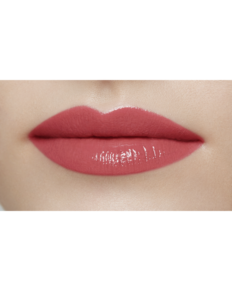 Photo of a light skin tone model  wearing "CREAM ROUGE SHINE" in shade 203 on the lips.