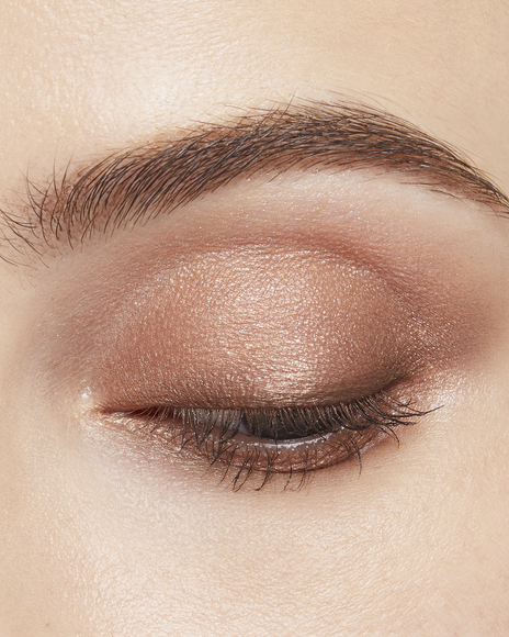 Photo of a light skin tone model wearing EYE COLOR QUAD in 5-Coral Reeft on the eyes.