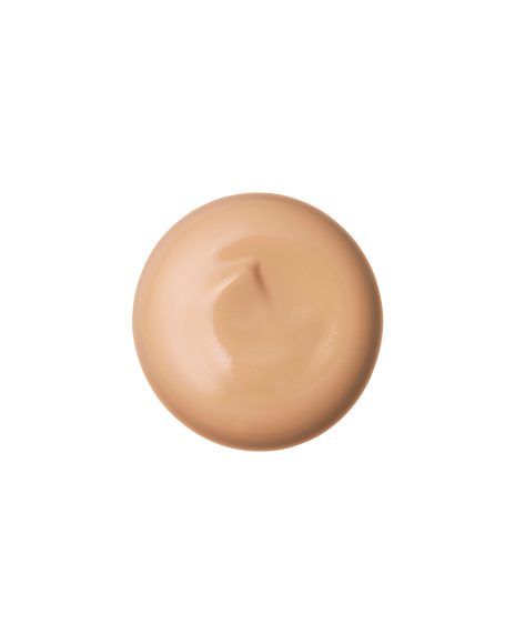 Photo of a smooth and dewy texture. SHADE: O20
