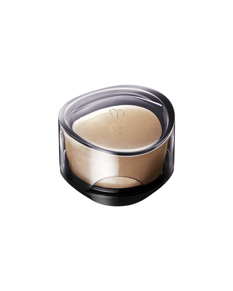 Photo of the luxurious Cl&eacute; de Peau Beaut&eacute; SYNACTIF SOAP. An elegant, round purifying soap in a warm peach hue is presented within a sophisticated, clear case. The brand's logo is delicately embossed on the surface of the soap and on the lid of its case. SIZE : 100g