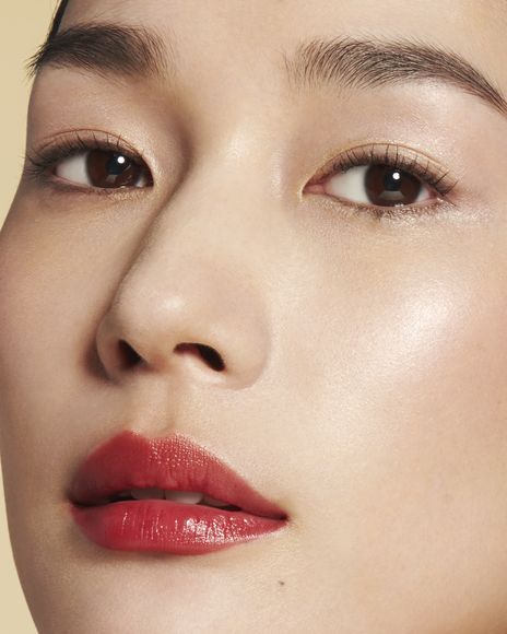 Photo of THE LUMINIZING FACE ENHANCER Shade: 17-Celestial Sparks applied to the cheeks of a model with medium skin tone.