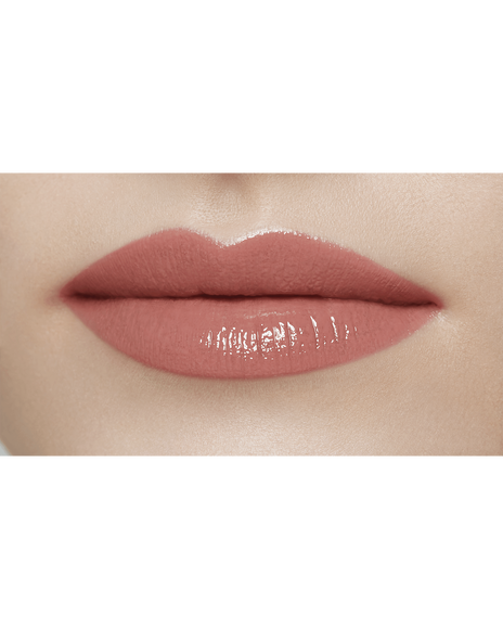 Photo of a light skin tone model wearing CREAM ROUGE SHINE in shade 201 on the lips.