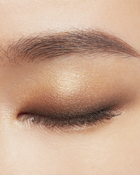 Photo of a medium skin tone model wearing EYE COLOR QUAD in 4-Ocean Sunriset on the eyes.