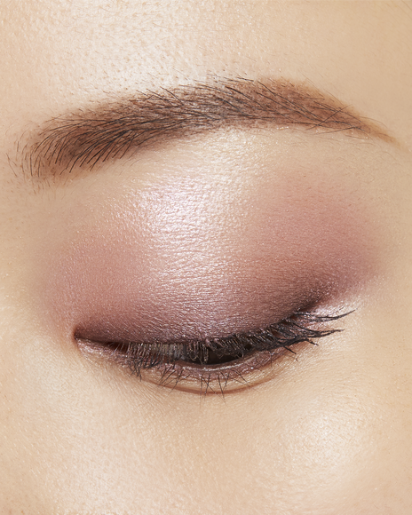 Photo of a medium skin tone model wearing EYE COLOR QUAD in 9-Pink Coral Shellst on the eyes.