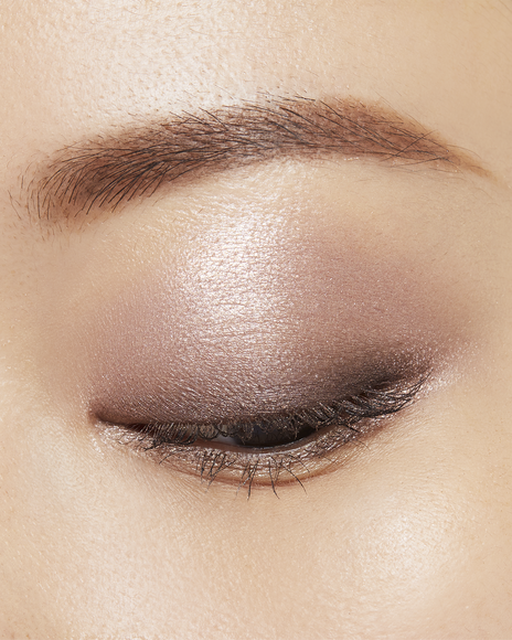 Photo of a medium skin tone model wearing EYE COLOR QUAD in 1-Sand Dunet on the eyes.