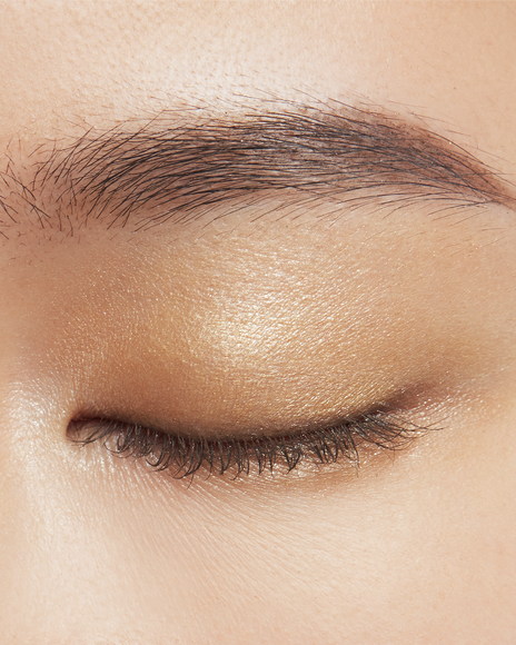 Photo of a medium skin tone model wearing EYE COLOR QUAD in 2-Beach Pebbles on the eyes.