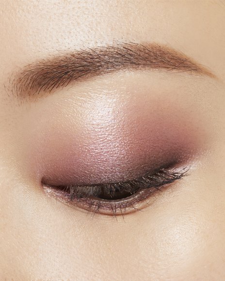 Photo of a medium skin tone model wearing EYE COLOR QUAD in 6-Caviar Pearls on the eyes.