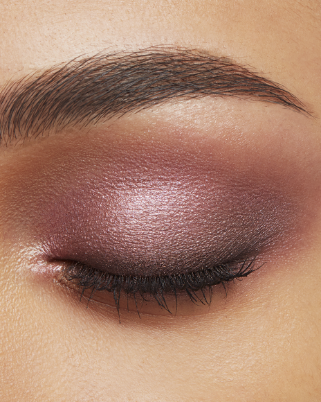 Photo of a deep skin tone model wearing EYE COLOR QUAD in 4-Ocean Sunriset on the eyes.