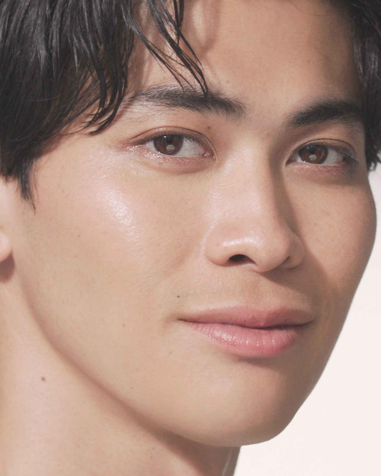 擁有明亮自然膚色的男性之特寫照。