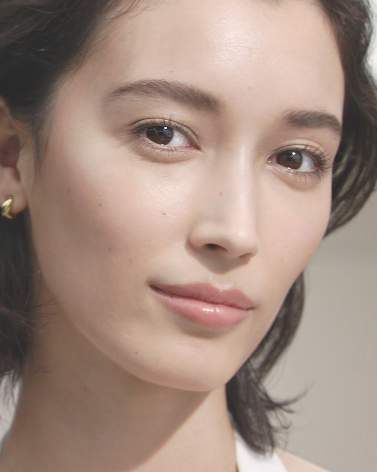 畫上自然日間粧容的女性特寫照。