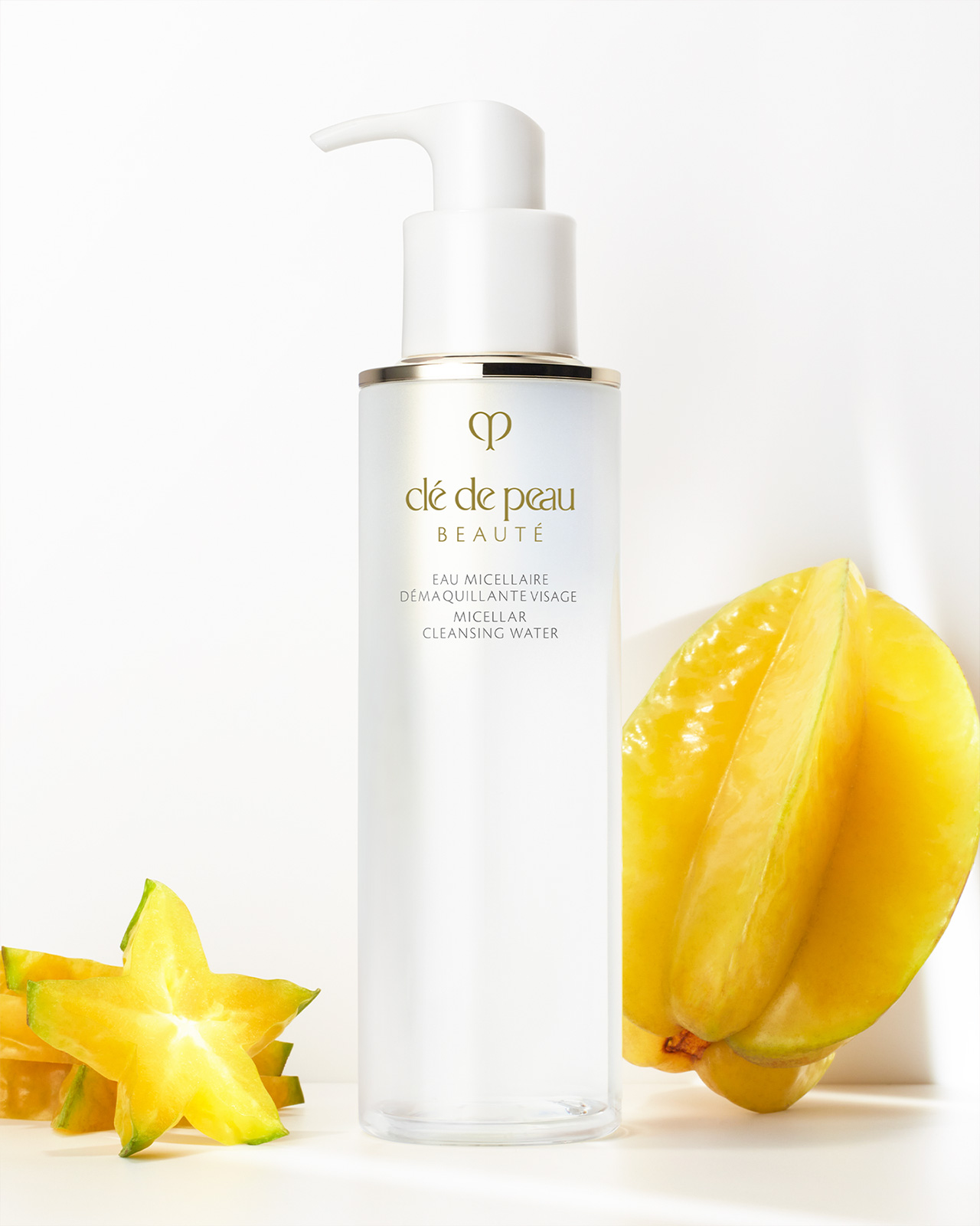 相片顯示"卸粧潔膚水"與楊桃片一同置於白色背景上。