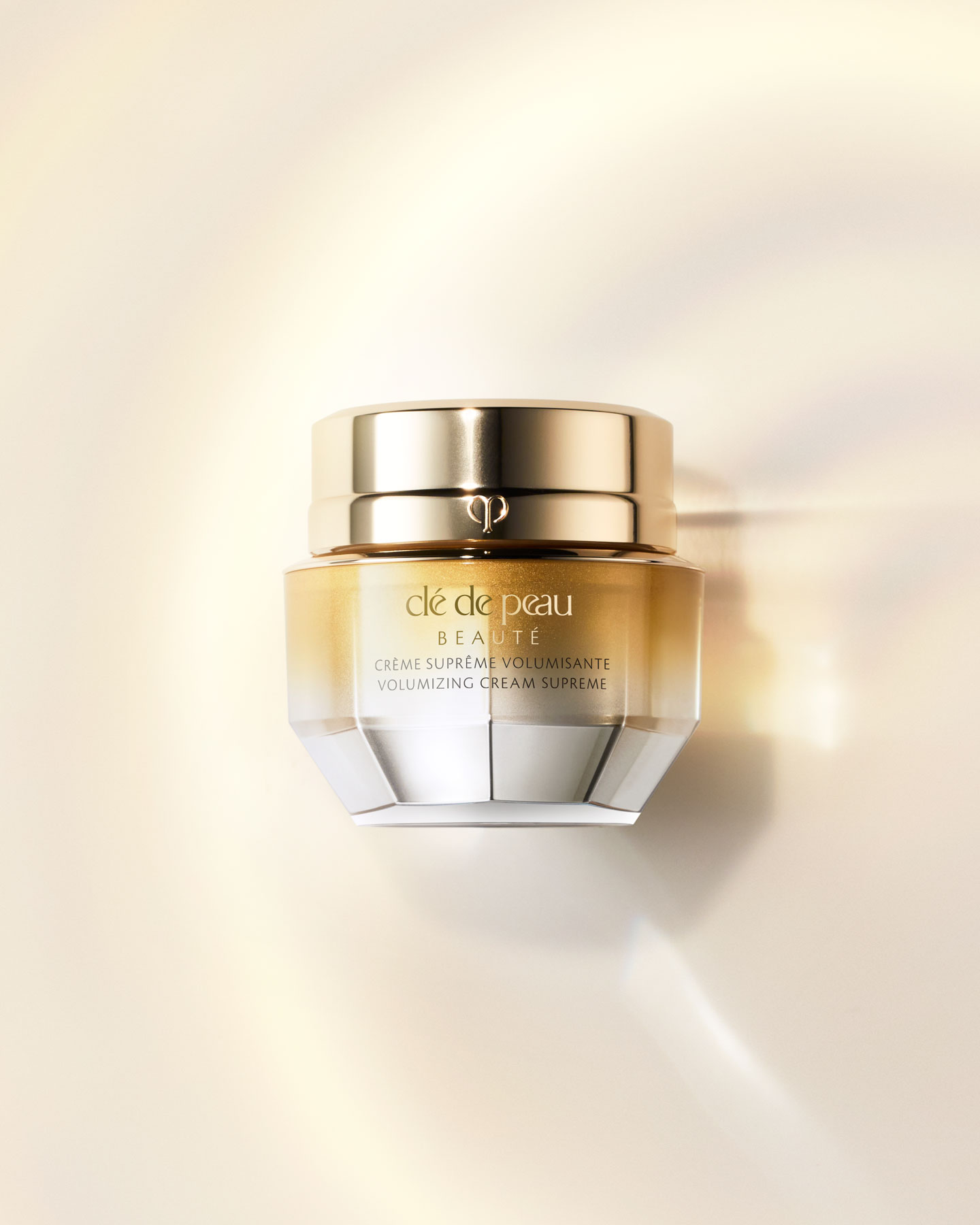 相片顯示高效立體充盈面霜，瓶身由銀色漸變至金色。