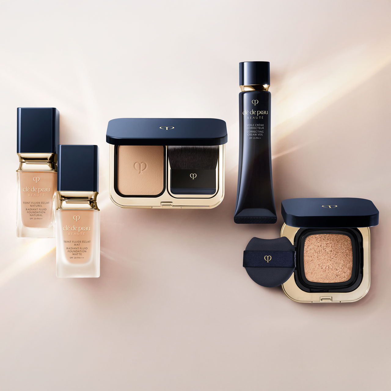  相片以柔和的米白色為背景，顯示鑽光透薄修護粉底液（自然光澤、柔霧粧感）、鑽光柔霧修護粉底液、鑽光雲霧粉餅、鑽光粉底霜和鑽光氣墊粉底。